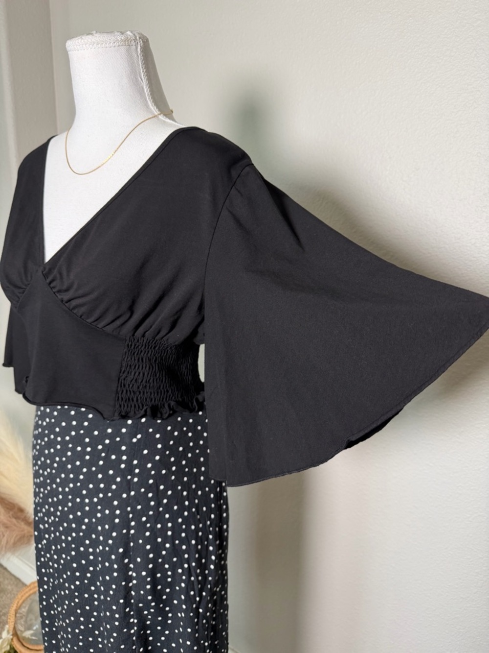 Black V-Neck Flutter Sleeve Crop Top - Picture 5 of 8